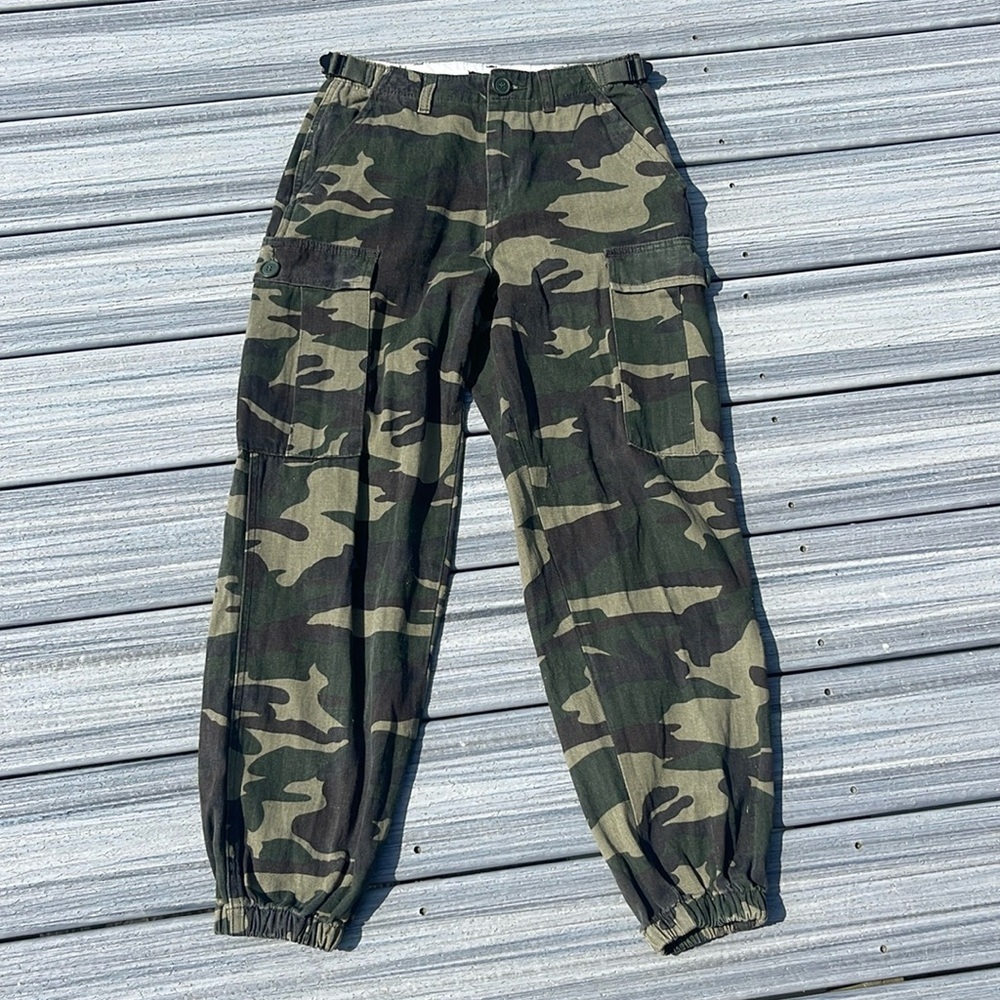 Fashion Nova - baggy camo cargo jogger - deep pockets - size S